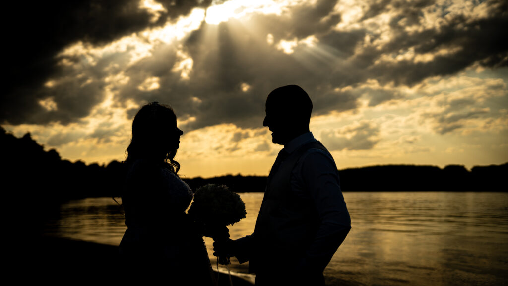 Cinematikus esküvői videózás naplementében a bajai Duna-parton - Kellner Tomi Films